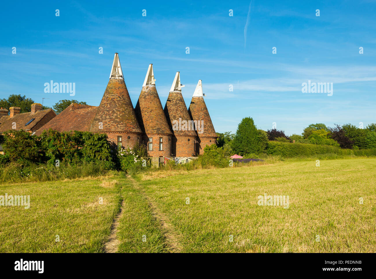A quattro round forno oast House nel Kent orientale villaggio di Ickham. Foto Stock