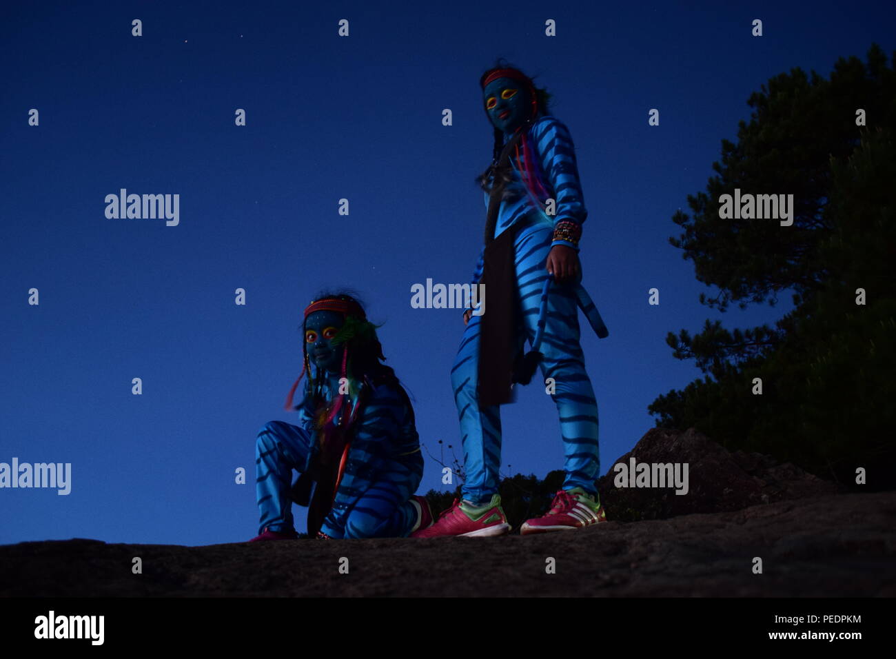 2 giovani ragazze avatar Keytiri & Feytiri arrivando a mt. Ulap poco prima dell'alba è la rottura e in attesa del sole di mattina al Corral Ampucao Rock. Foto Stock