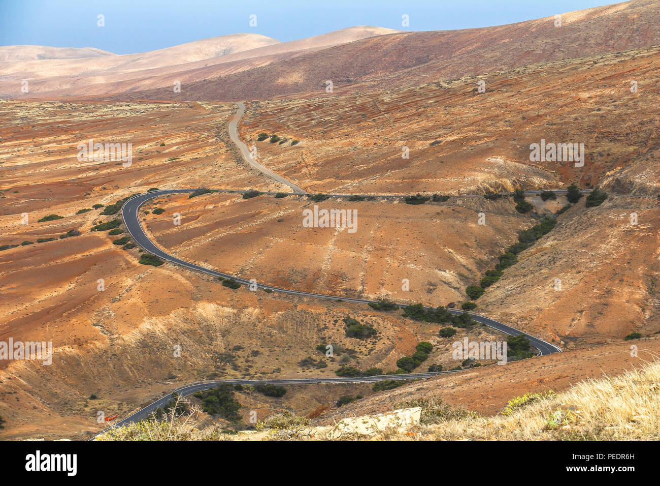 Curva di strade nel paesaggio rurale di Fuerteventura Foto Stock
