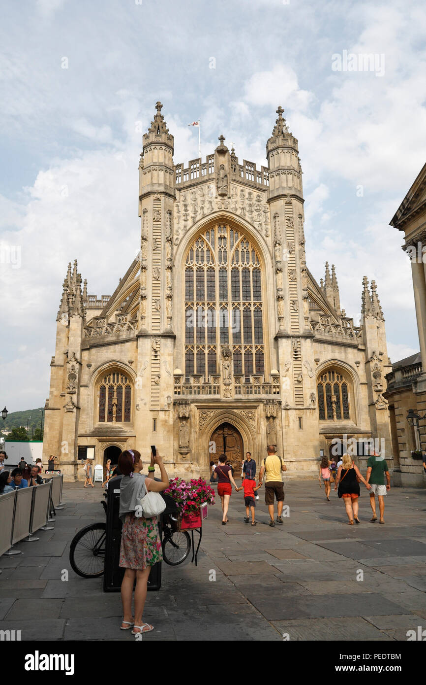 Turisti di fronte a Bath Abbey nel centro di Bath Inghilterra Regno Unito. Patrimonio mondiale destinazione turistica Foto Stock