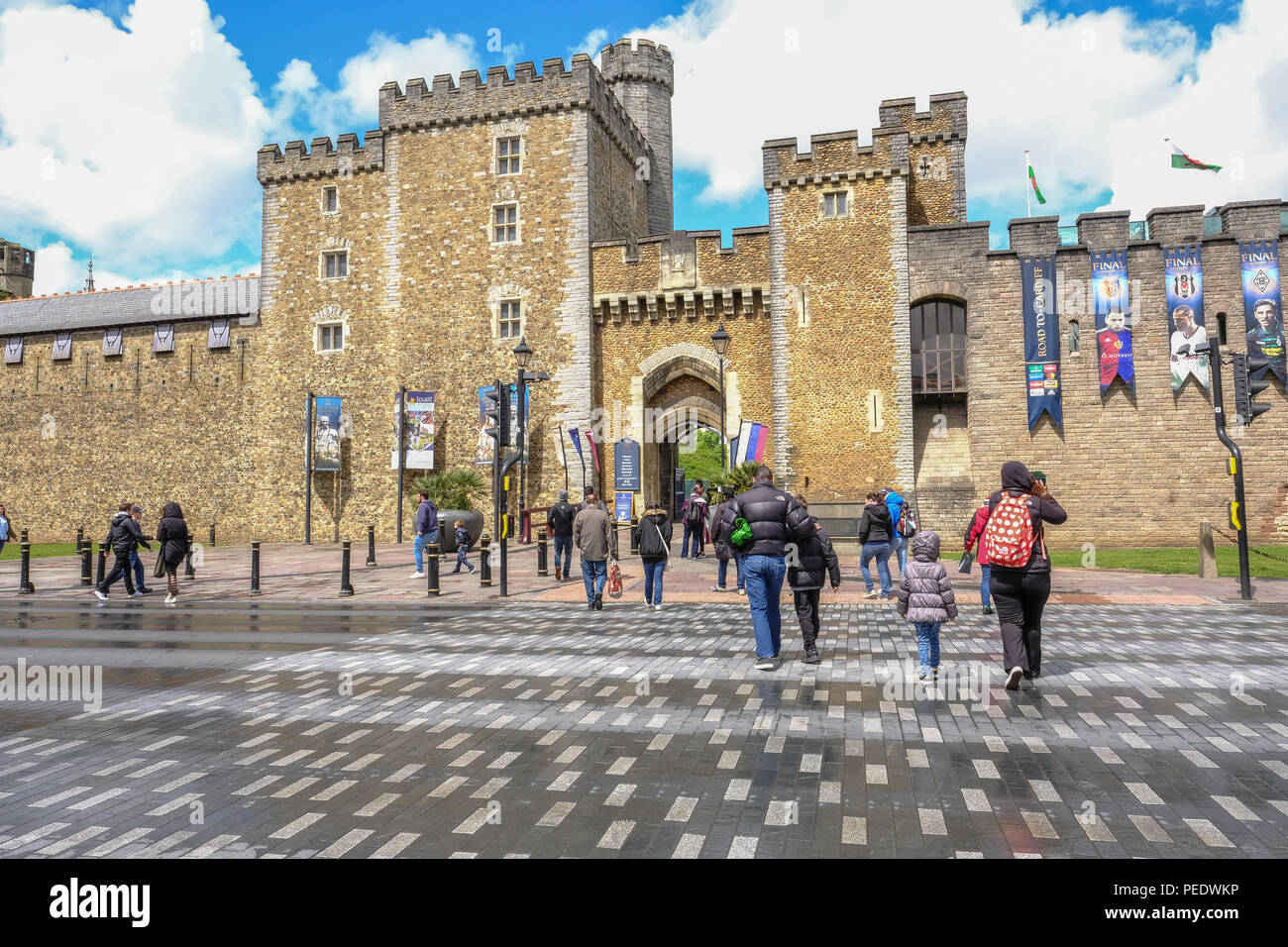 Cardiff Wales, Regno Unito - 20 Maggio 2017: Vista di ingresso al Castello di Cardiff con persone che attraversano la strada e camminare verso il gate. Foto Stock