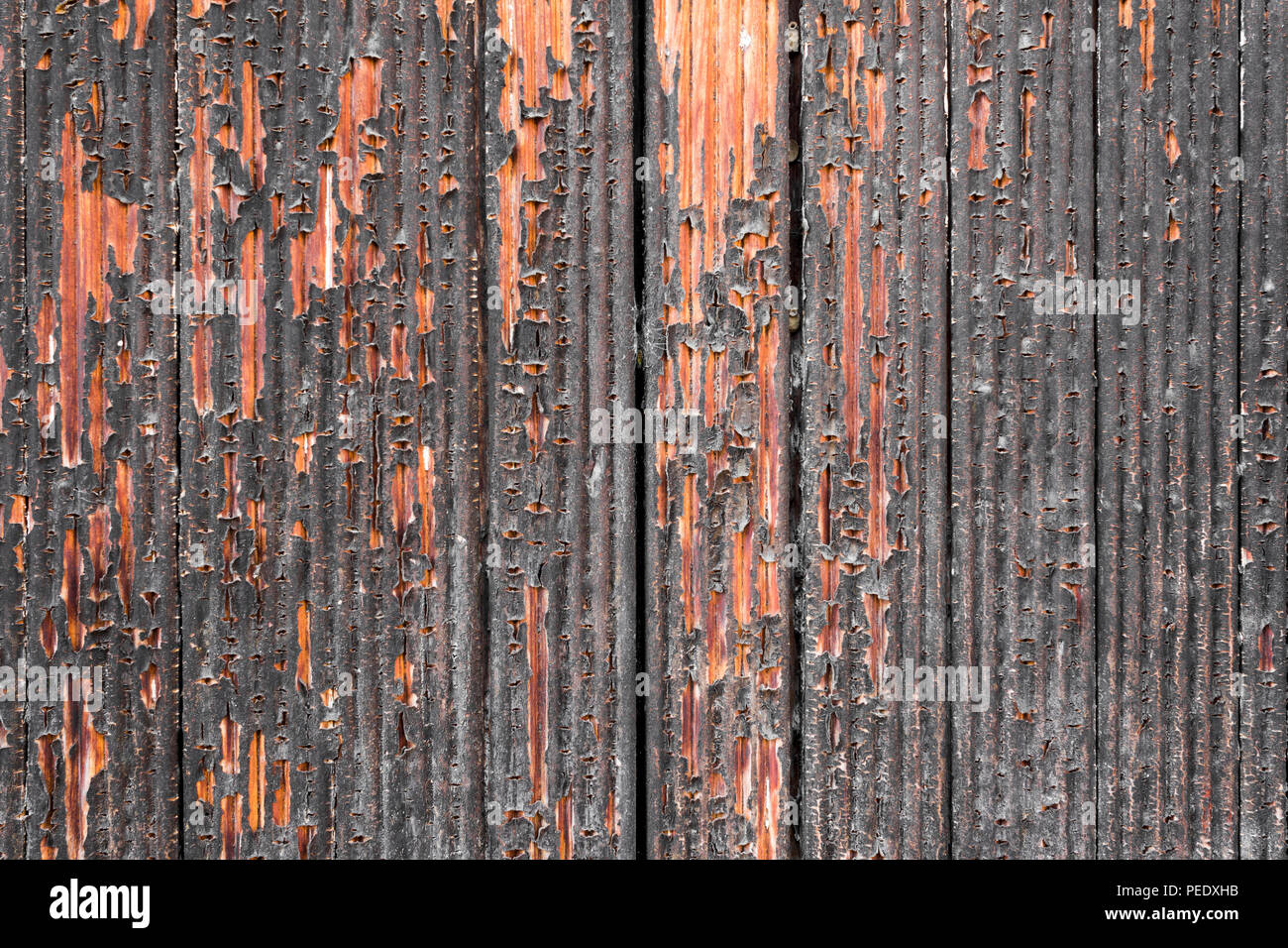 Porta in legno con vernice di pelatura Foto Stock