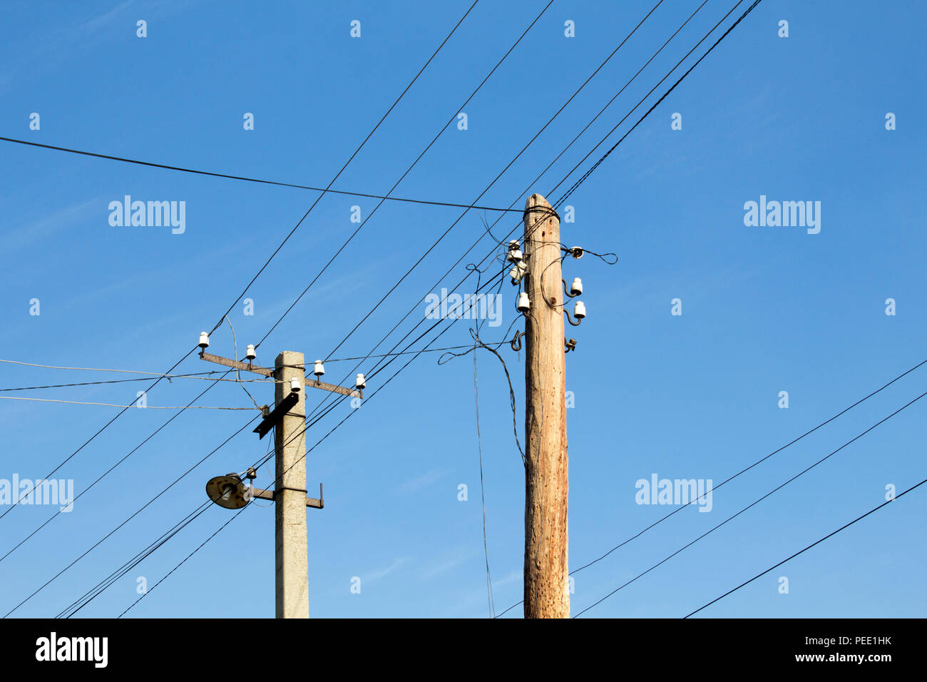 Poli elettrici, fili alta tensione su uno sfondo di cielo blu Foto stock -  Alamy