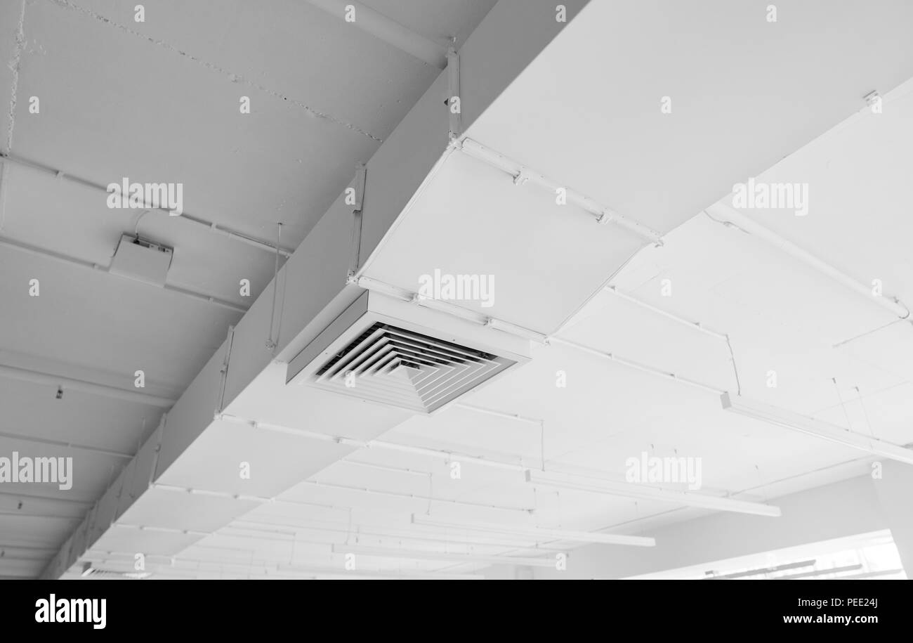 Sistema di ventilazione sul soffitto di edifici di grandi dimensioni. Tubi di ventilazione in color argento per il materiale di isolamento che pendevano dal soffitto all'interno di edificio di nuova costruzione Foto Stock Sistema di ventilazione sul soffitto di edifici di grandi dimensioni. Tubi di ventilazione in color argento per il materiale di isolamento che pendevano dal soffitto all'interno di edificio di nuova costruzione Foto Stock