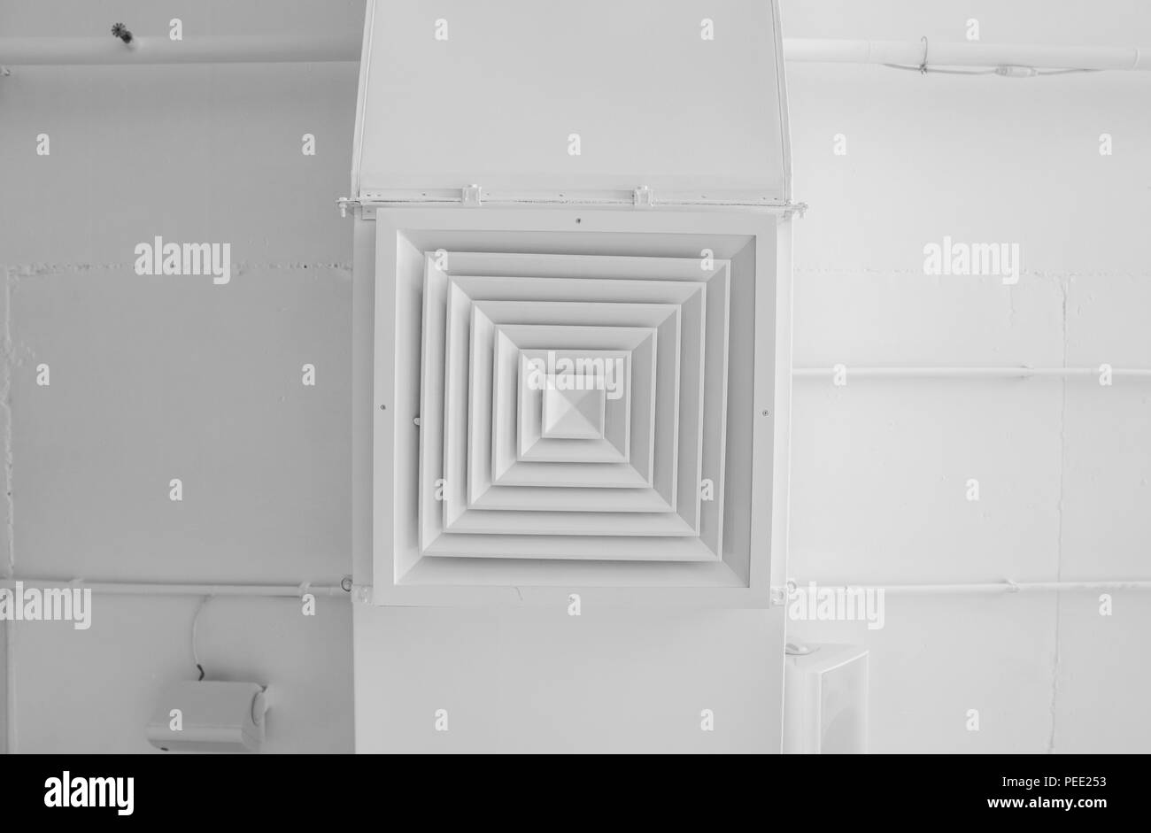 Sistema di ventilazione sul soffitto di edifici di grandi dimensioni. Tubi di ventilazione in color argento per il materiale di isolamento che pendevano dal soffitto all'interno di edificio di nuova costruzione Foto Stock Sistema di ventilazione sul soffitto di edifici di grandi dimensioni. Tubi di ventilazione in color argento per il materiale di isolamento che pendevano dal soffitto all'interno di edificio di nuova costruzione Foto Stock