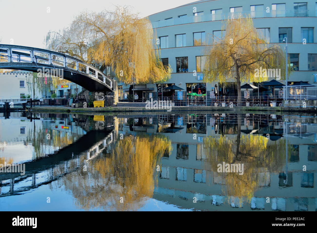 Ponte sul Regent's Canal di Camden Town, Londra Nord Foto Stock