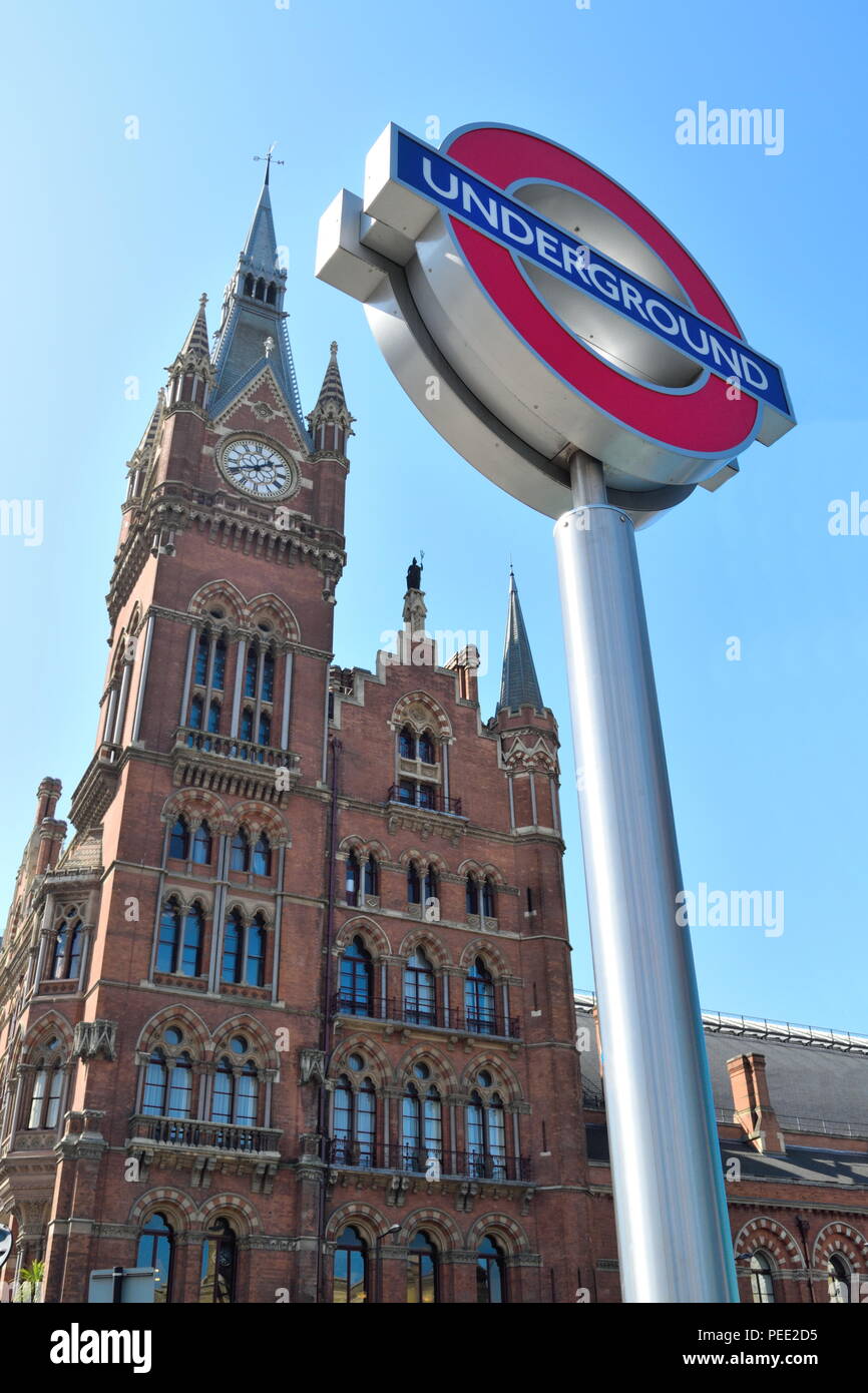 La metropolitana di Londra nel segno di una parte anteriore della stazione ferroviaria di King's Cross Foto Stock