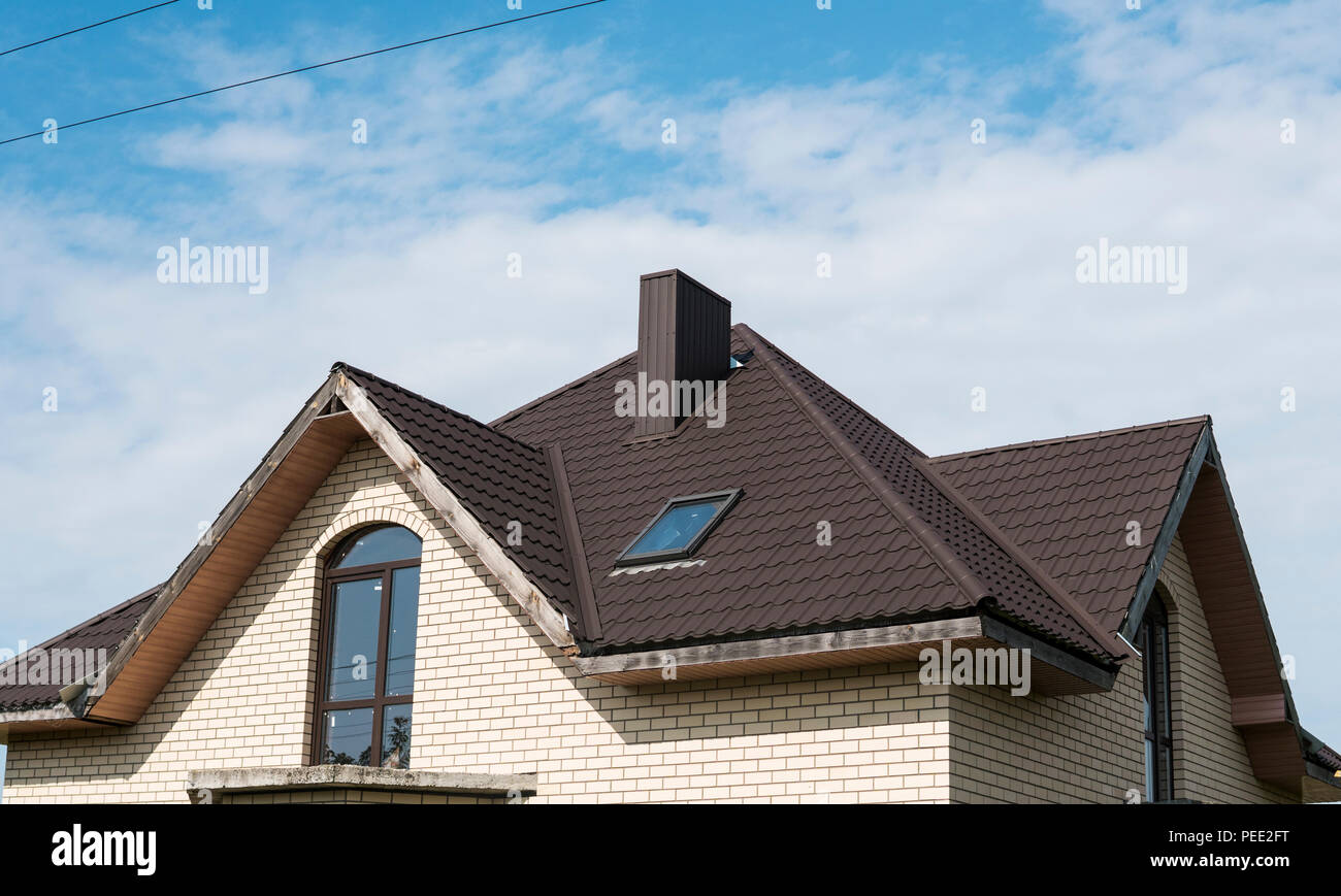 Tetto moderno coperto con effetto tegola rivestita in PVC marrone tetto di  metallo in fogli Foto stock - Alamy