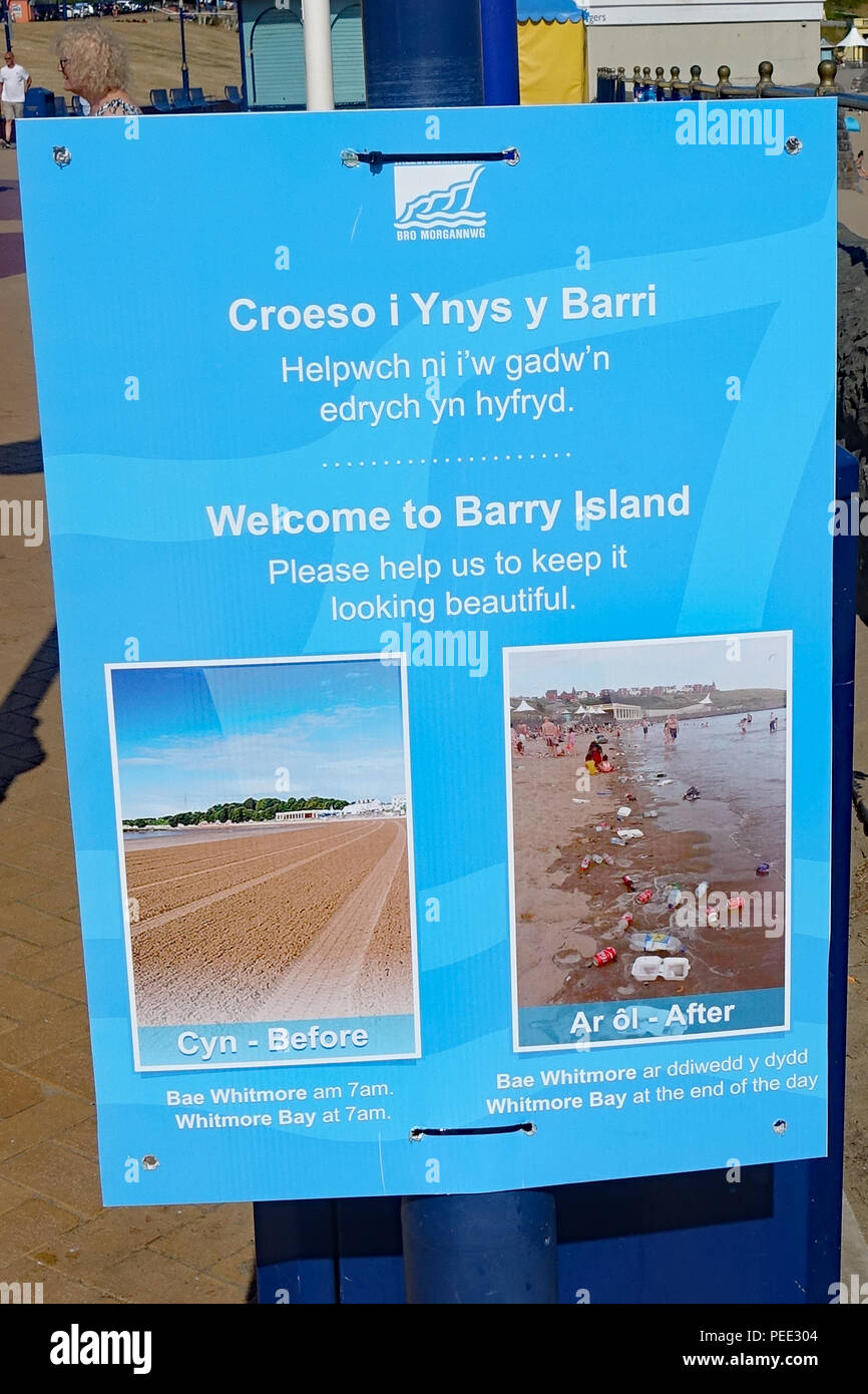 Anglo-Welsh dual-language anti-cucciolata posters da Barry Island, il Galles, mostrano la popolare spiaggia al mattino presto e dopo i visitatori heve sinistra Foto Stock