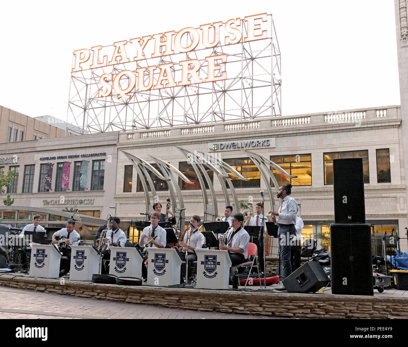 Il L.A. Swing Baroni suonare dal vivo all'aperto in del Cleveland Playhouse Square durante una delle città settimanale concerto all'aperto e raduni di danza. Foto Stock