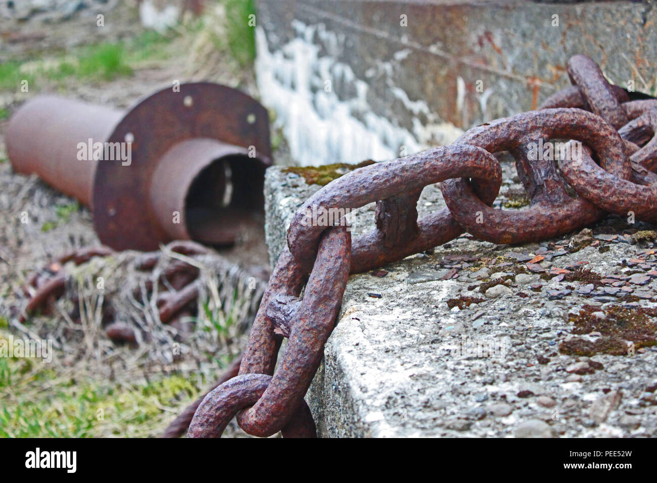 Catena arrugginito. Siglufjörður Affitto Porto, a nord di fiordi, Islanda. Foto Stock