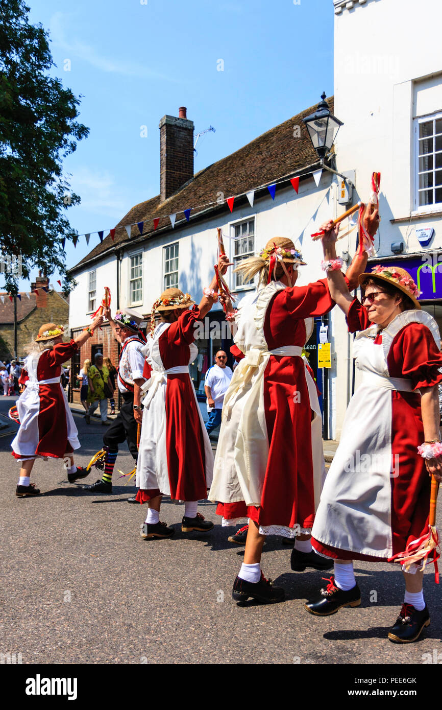 Inglese tradizionale ballerini folk, donne della nascente allodole morris team Dancing in the street presso il sandwich e Folk Festival Ale Foto Stock