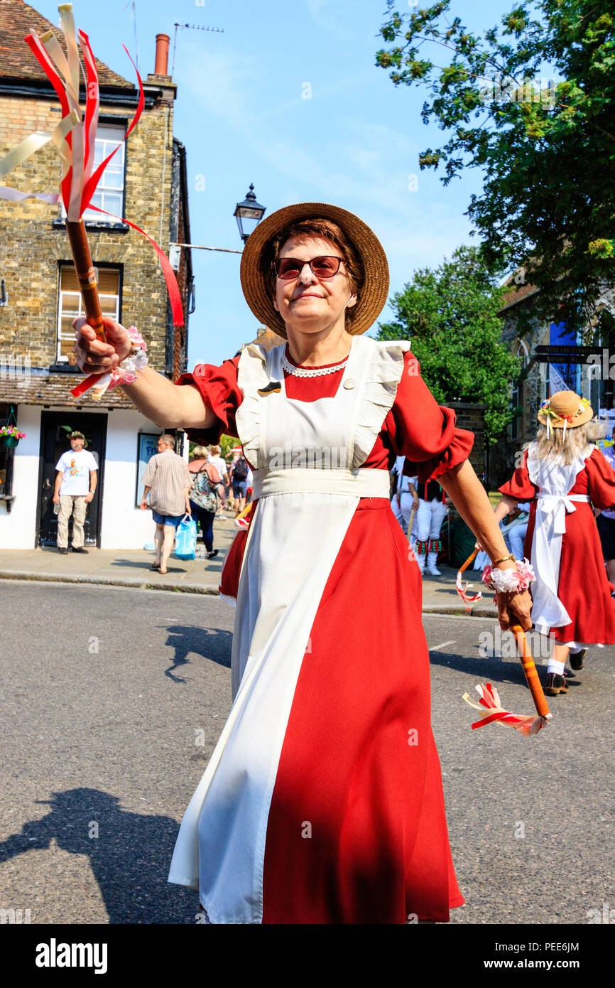 Inglese tradizionale ballerini folk, donne della nascente allodole morris team Dancing in the street presso il sandwich e Folk Festival Ale Foto Stock
