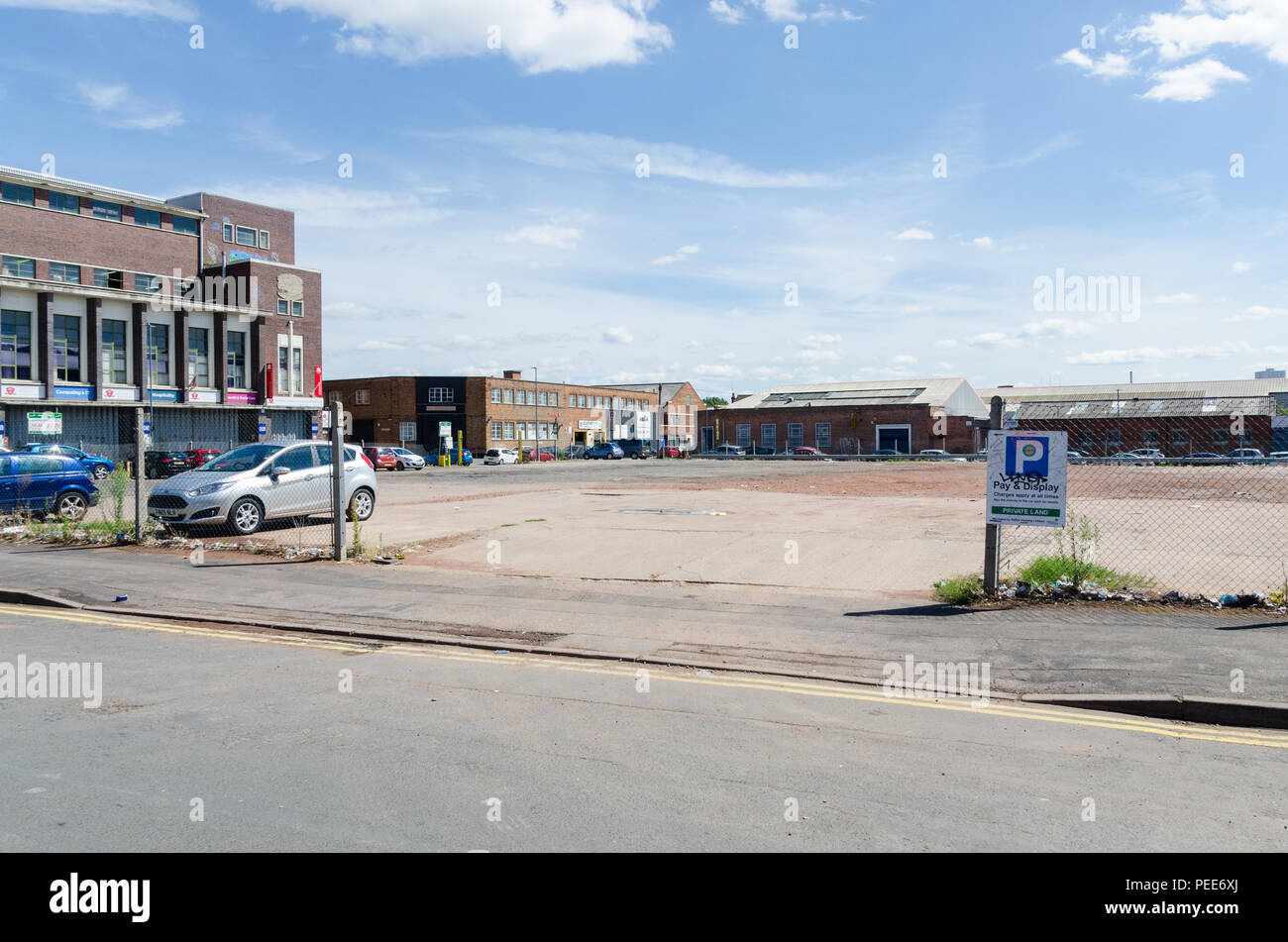 Grande parcheggio all'aperto con nessuna auto sul sito della fabbrica demoliti in Digbeth, Birmingham Foto Stock