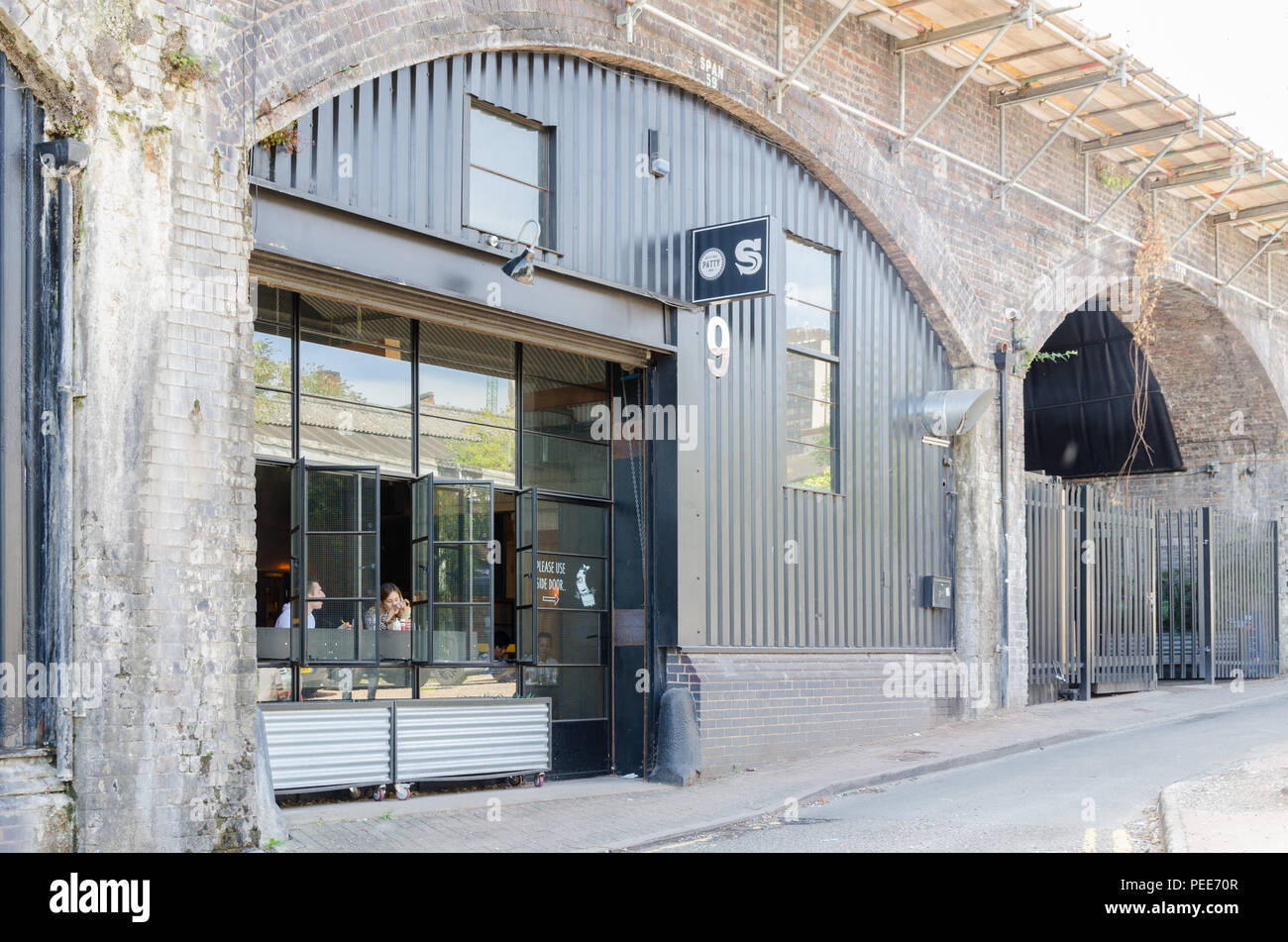 Patty originale uomini famosa streetfood burger ristorante in railway arch in Shaw's passaggio, Digbeth, Birmingham Foto Stock