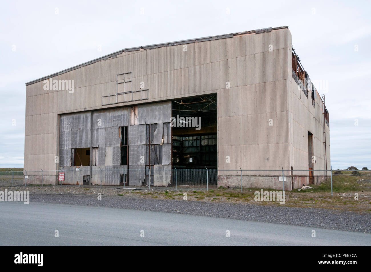 Vecchio appendiabiti su abbandonato ex U.S. Navy Air Station, stazione navale Argentia, nella città di Placentia, Terranova. Foto Stock