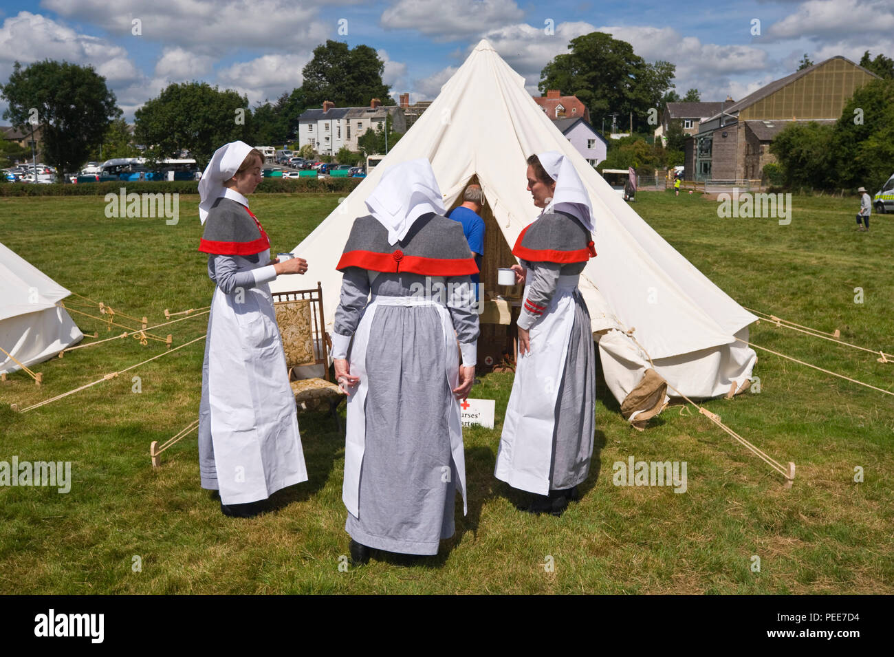 La guerra mondiale una storia viva reenactors infermieri al di fuori del posto di primo soccorso a Hay-on-Wye Powys Wales UK Foto Stock