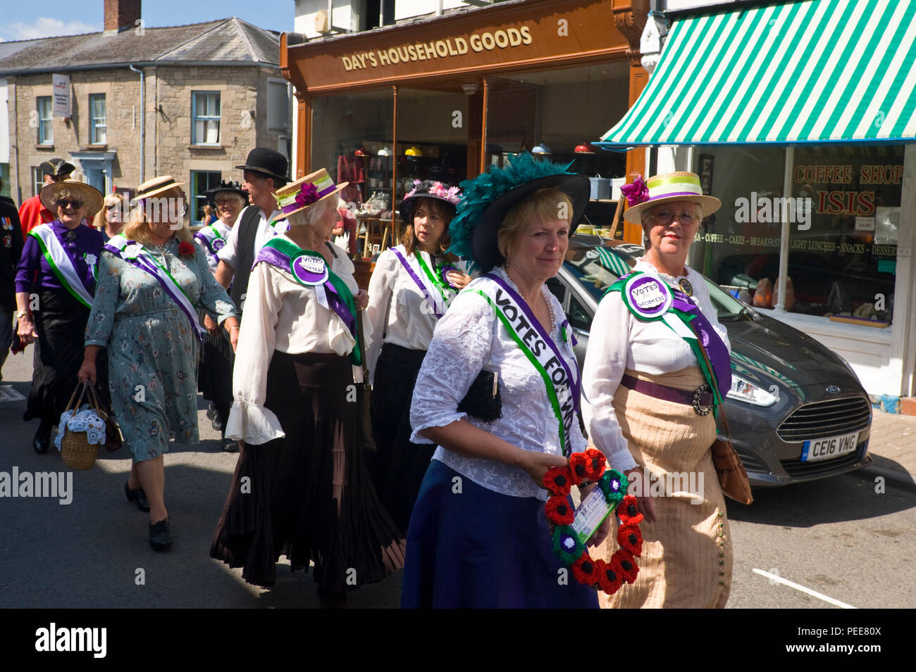 La seconda guerra mondiale un evento commemorativo sfilata con suffragettes a Hay-on-Wye Powys Wales UK Foto Stock