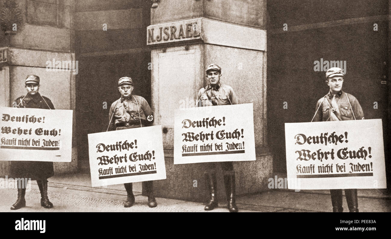 Visto qui nel 1933 esterno di proprietà ebraiche memorizza, Nazista Tedesco soldati con cartelli appesi al collo che leggere "tedeschi! Essere in guardia! Non acquistate da ebrei!". Da questi straordinari anni, pubblicato in 1938. Foto Stock