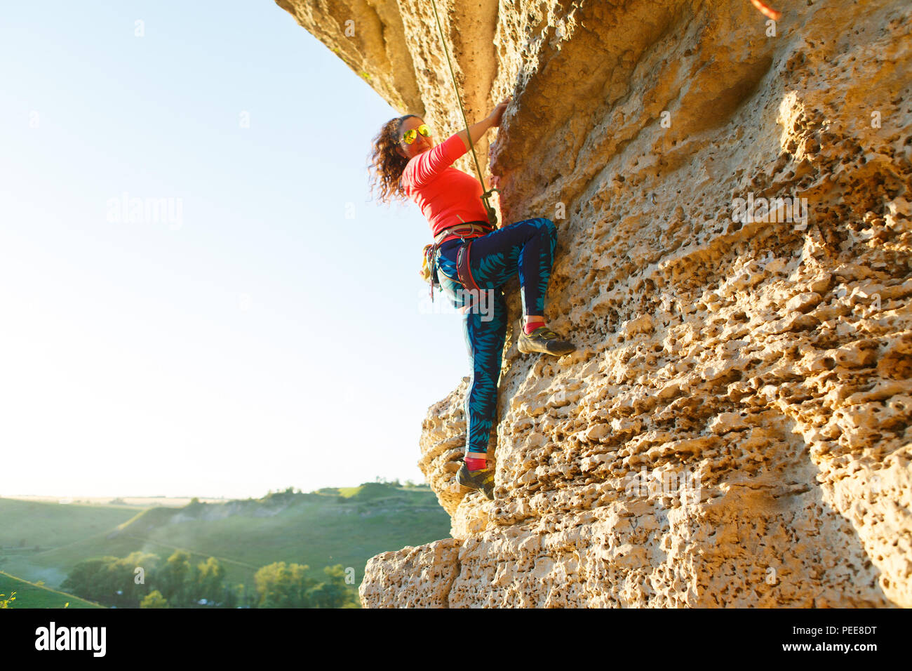 Foto di parentesi brunette scalatore arrampicata su roccia Foto Stock