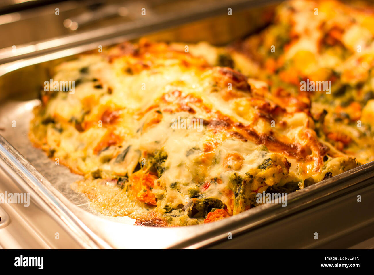Graten di verdure con formaggio fuso, cotta al forno Foto stock - Alamy