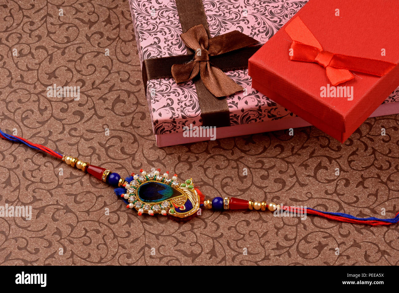 Festival indiano Raksha Bandhan, rakhi con dono Foto Stock