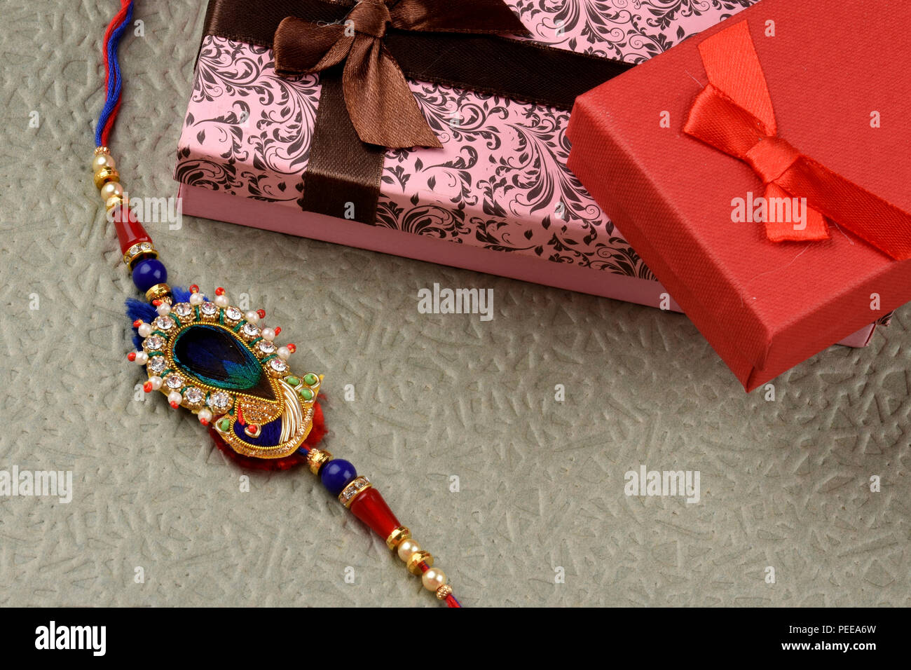 Festival indiano Raksha Bandhan, rakhi con dono Foto Stock