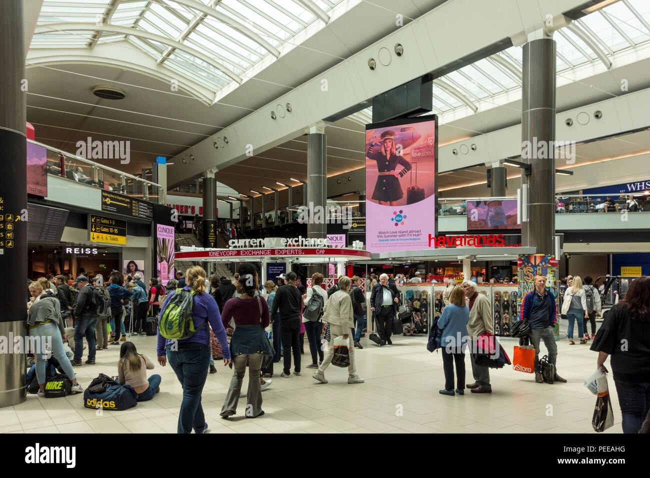 Il trasporto aereo di passeggeri nel Duty Free area dell'aeroporto di Gatwick, Crawley, West Sussex, Regno Unito Foto Stock