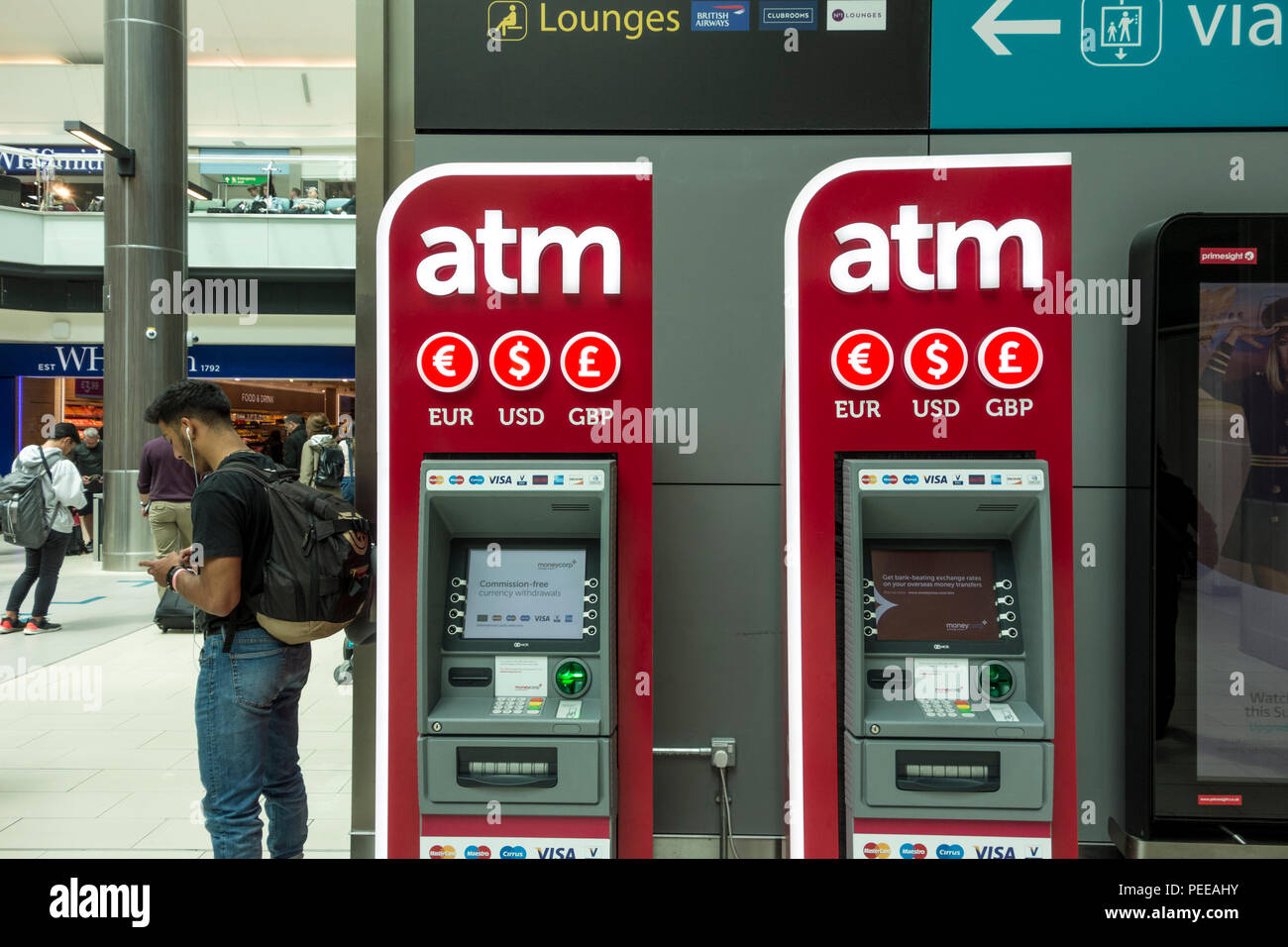Le macchine ATM in duty free area dell'aeroporto di Gatwick, Crawley, West Sussex, Regno Unito Foto Stock