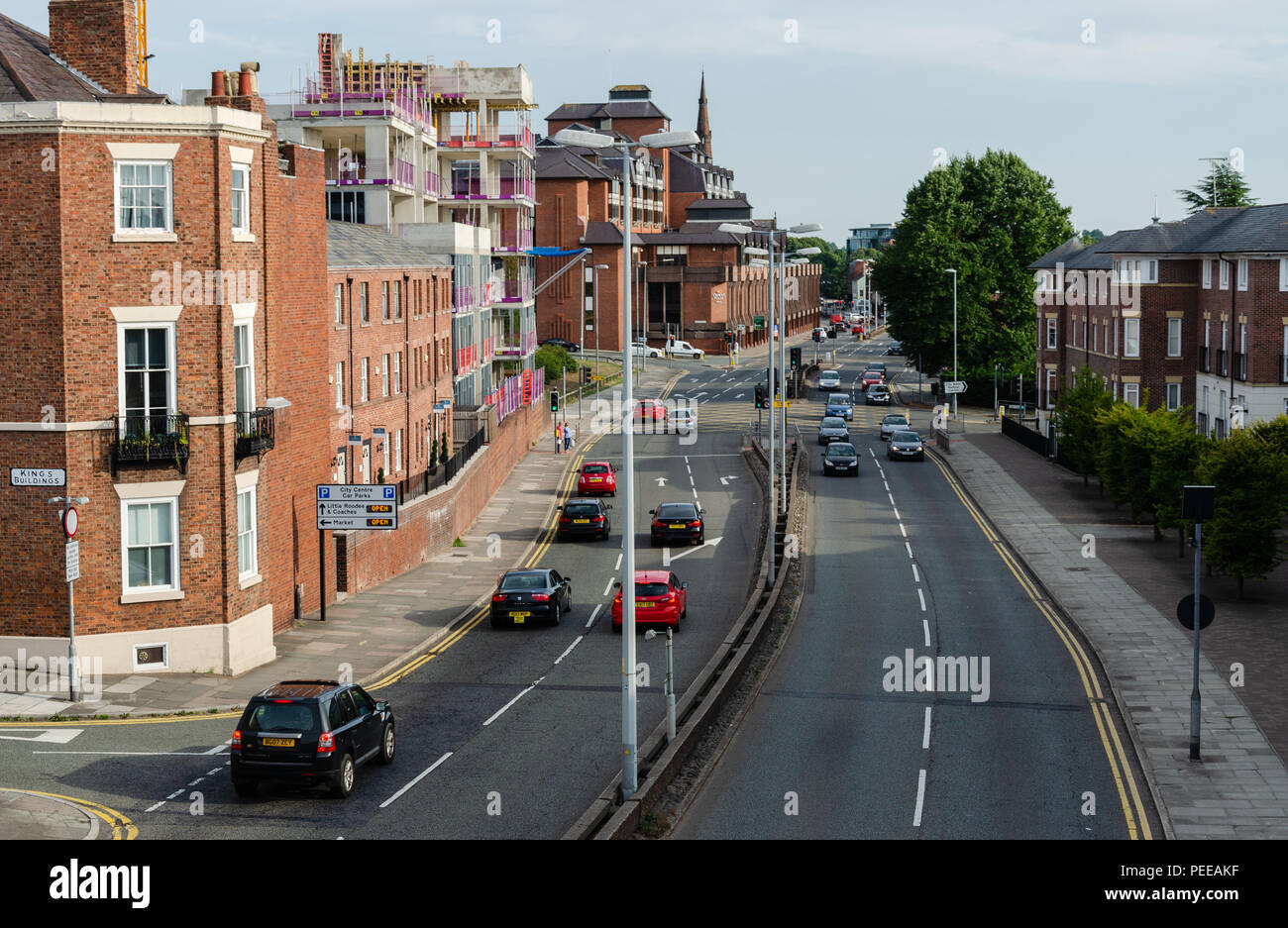 Chester, Regno Unito: 6 agosto, 2018: unità di traffico lungo il St. Martins modo in Chester. Questa strada a doppia carreggiata sezione corre lungo il bordo del centro citta'. Foto Stock