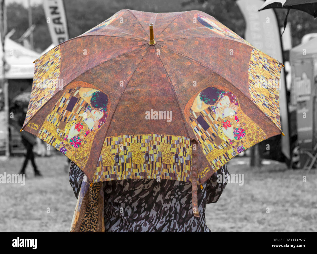 La donna il ricovero sotto un ombrello con Kustav Klimt il bacio design presso la Bristol su un umido giorno piovoso nel mese di agosto Foto Stock