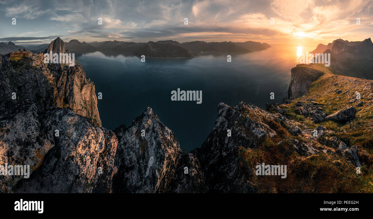 Montuoso panorma vista orizzontale con enormi fiordi durante il tramonto dorato in Senja, Norvegia Foto Stock