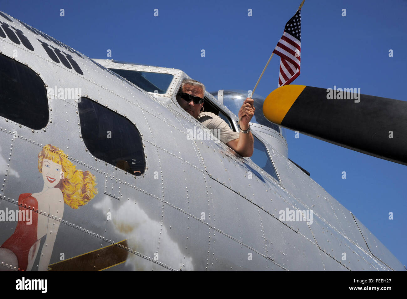 Pilota Giovanni Bode mostra il suo patriottismo dopo un volo storico su Hill Air Force Base in Utah, Agosto 13, 2015. La Experimental Aircraft Association's B-17, "alluminio coperto,' è volato in corrispondenza di posizioni intorno agli Stati Uniti in onore dei militari di uomini e donne. (U.S. Air Force Foto di Todd Cromar/rilasciato) Foto Stock