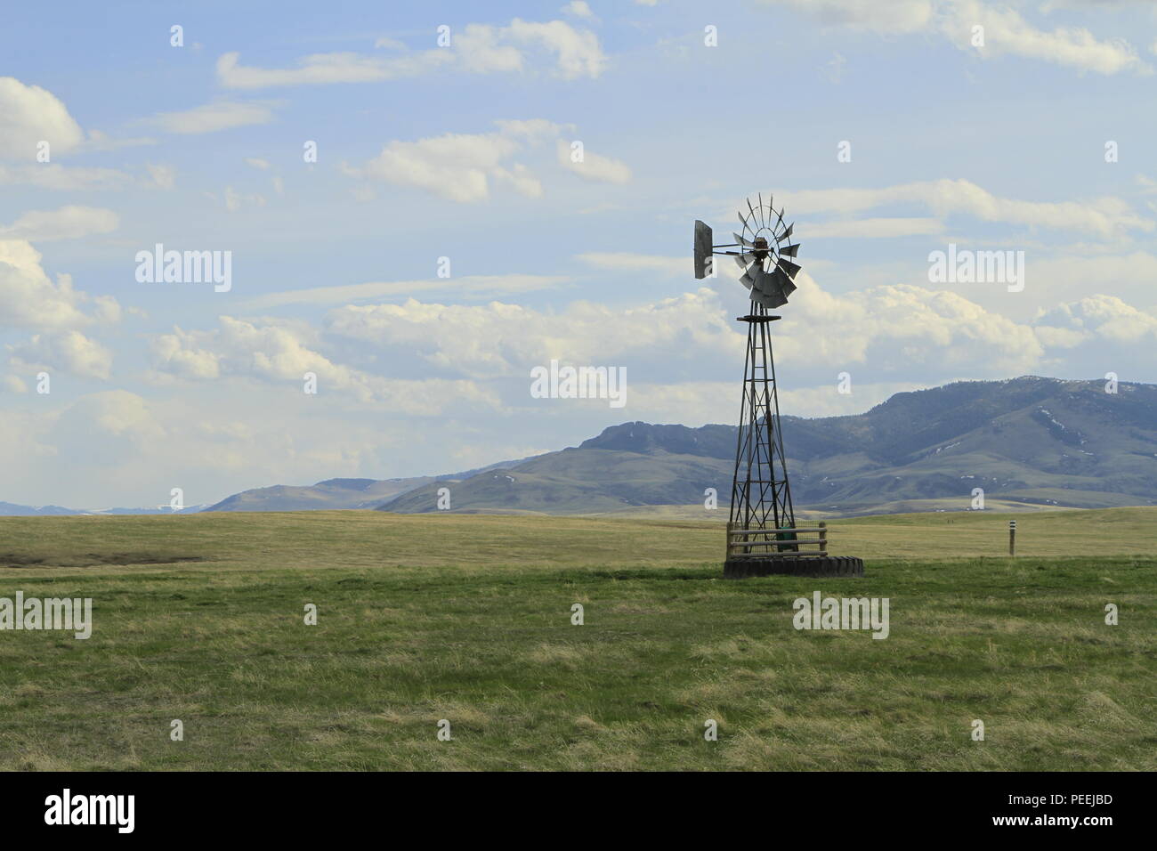 Mulino a vento sulla prateria, North Central, Montana, USA Foto Stock