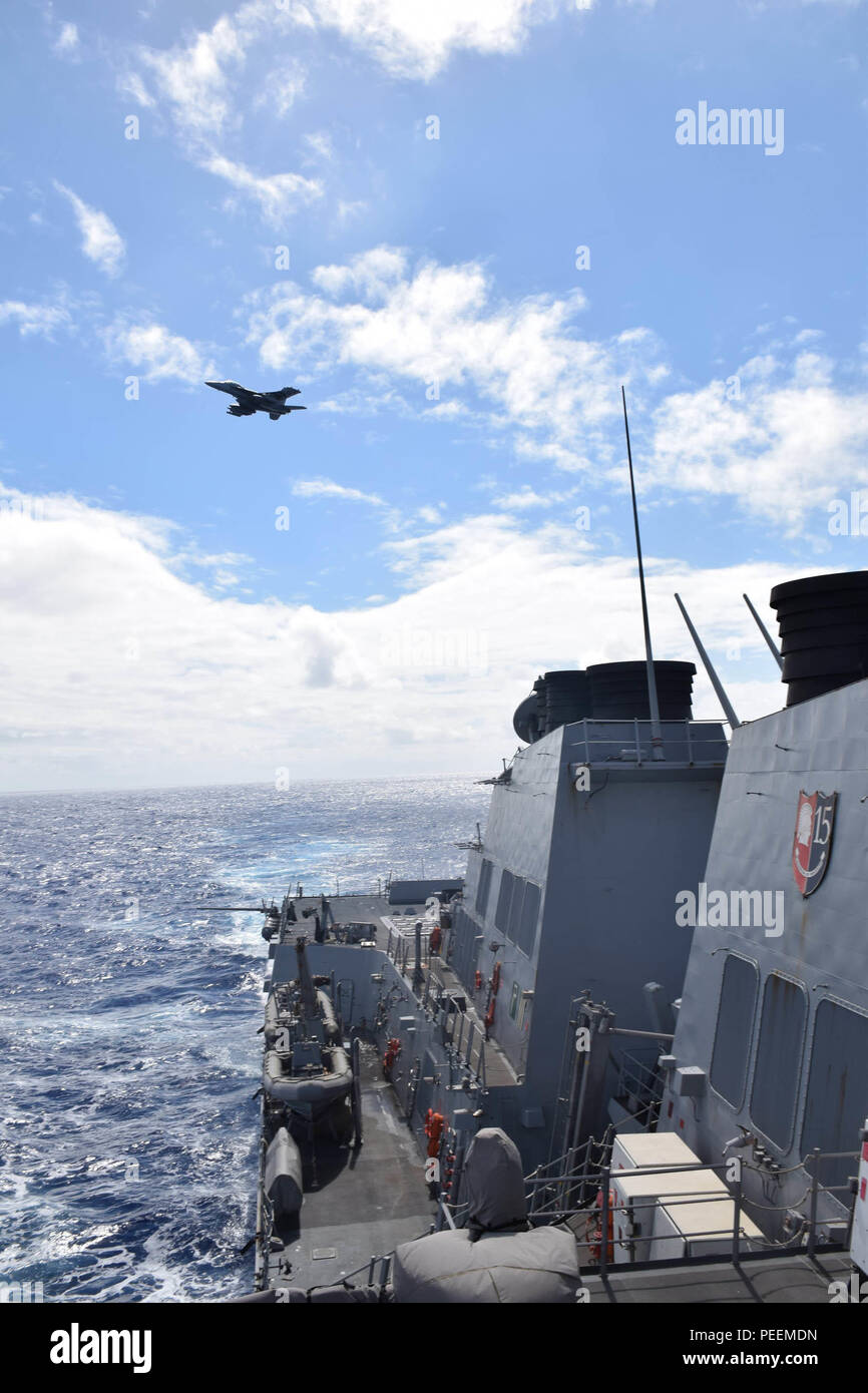 160121-N-JU970-041 GUAM (GEN. 21, 2016) un EA-18G Growler getto passa al di sopra della Arleigh Burke-class missile destroyer USS McCampbell (DDG 85) come parte del Giappone annuale marittimo Forza di Autodifesa (JMSDF) e U.S. Navy evento, Guam Esercizio (GUAMEX). McCampbell è di pattuglia nel 7 ° Flotta area di operazione a sostegno della sicurezza e della stabilità in Indo-Asia-Pacifico. (U.S. Navy foto di alfiere presto Kwon/rilasciato) Foto Stock