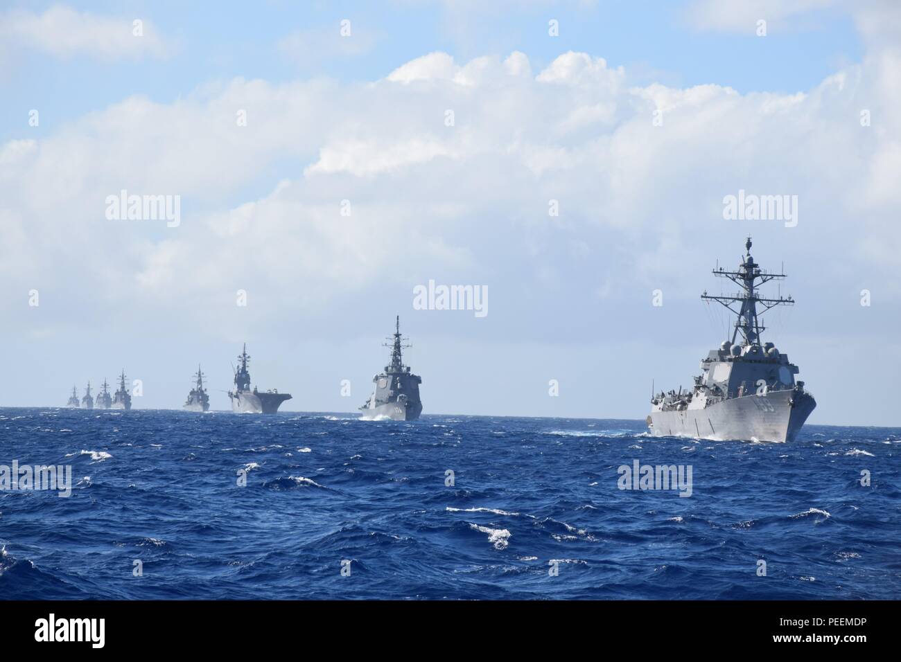 160121-N-JU970-026 GUAM (GEN. 21, 2016) Il Arleigh Burke-class missile destroyer USS McCampbell (DDG 85), non raffigurato, si portano in una formazione di navi da parte degli Stati Uniti La marina e il Giappone marittimo Forza di Autodifesa (JMSDF) come parte del bilaterale annuale di esercizio di Guam (GUAMEX). Il Arleigh Burke-class missile destroyer USS Mustin (DDG 89), destra, partecipa anche nell'esercizio. McCampbell è di pattuglia nel 7 ° Flotta area di operazione a sostegno della sicurezza e della stabilità in Indo-Asia-Pacifico. (U.S. Navy foto di alfiere presto Kwon/rilasciato) Foto Stock