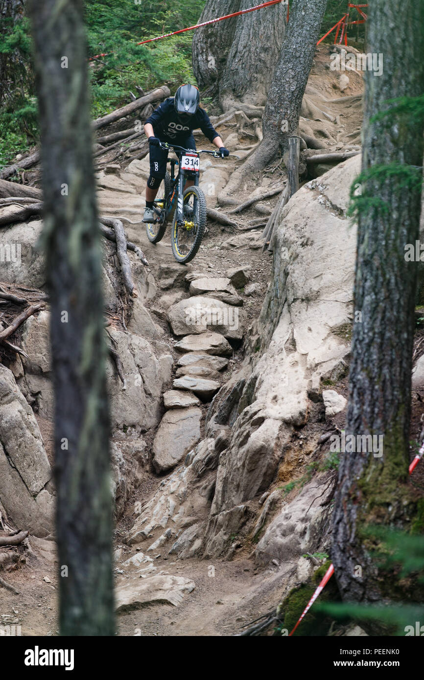 Morgane Charre (FRA) naviga nel sentiero profondo durante la corsa al quinto posto nella classifica il Crankworx Garbanzo DH evento, Whistler, BC, Canada. Il 14 agosto Foto Stock