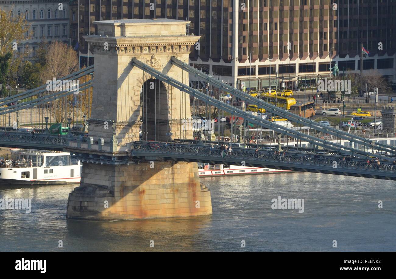 Il Ponte delle catene a Budapest, Ungheria, costruito nel 1849, progettato da William Tierney Clark. Vista verso Pest sul Danubio con una crociera sul fiume imbarcazioni. Foto Stock