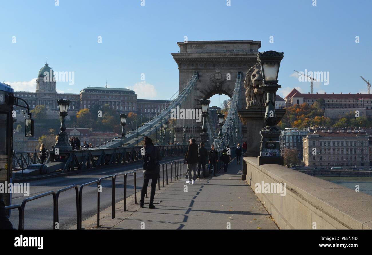 Lampada Neoclassicist post design sul Ponte delle catene a Budapest, Ungheria, costruito nel 1849, design by William Tierney Clark Foto Stock