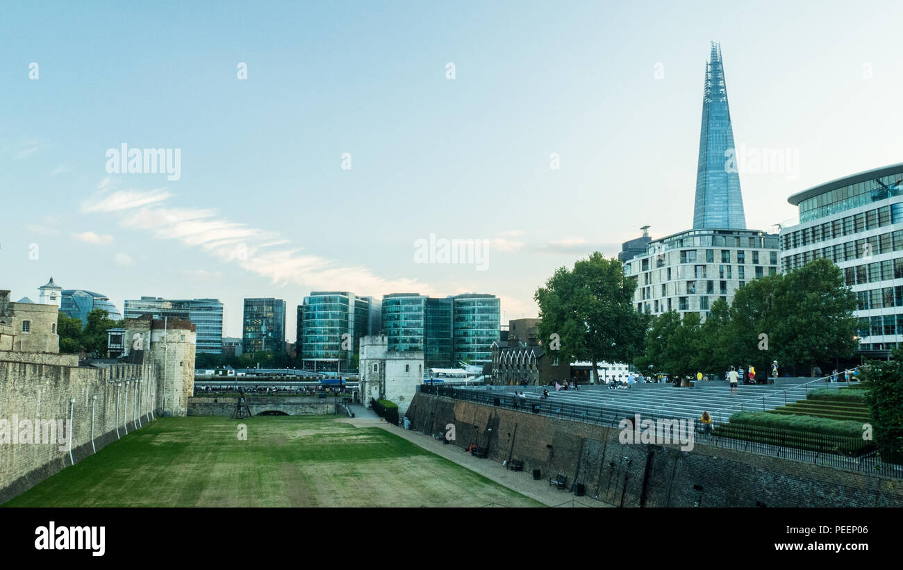 I motivi della Torre di Londra (sinistra) e il coccio (di vetro) Grattacielo (a destra), Londra. Foto Stock