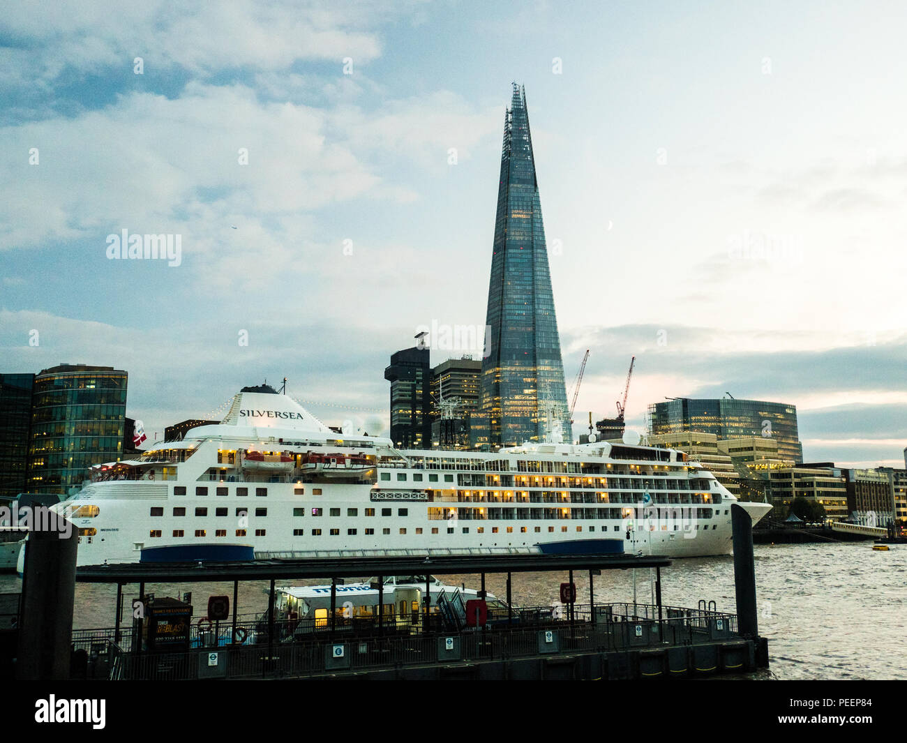 La nave di crociera sul Fiume Tamigi con il Coccio (di vetro) grattacielo in background, Londra. Foto Stock