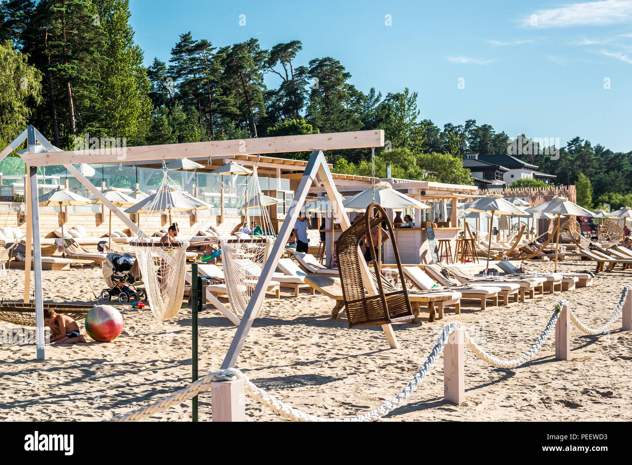Jurmala, Latvia-July 19, 2014: persone rilassante sulla spiaggia della legenda nella località turistica di Jurmala, in una calda giornata estiva, 30C al di fuori sulla luglio 19, 2014 Foto Stock