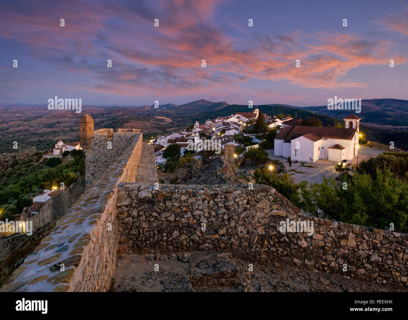 Il Portogallo, l'Alentejo, Marvao, uno storico borgo murato al crepuscolo Foto Stock