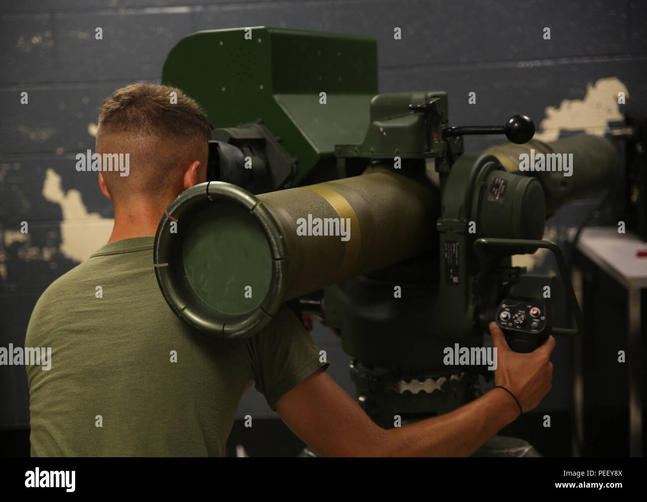 Lancia Cpl. Justin vestale, un anti-missile serbatoio uomo con combinato Team Anti-Armor plotone, armi Company, 2° Battaglione, 2° Reggimento Marine, opera una simulazione di M41A4 Saber Sistema per missile durante la simulazione di una anti-armor esercizio di Camp Lejeune, N.C., e il Agosto 8, 2015. La simulazione ha consentito una varietà di scenari di combattimento con il sistema, molto simile al coperto abilità di tiro simulato trainer. (U.S. Marine Corps foto di Cpl. Paul S. Martinez/rilasciato) Foto Stock