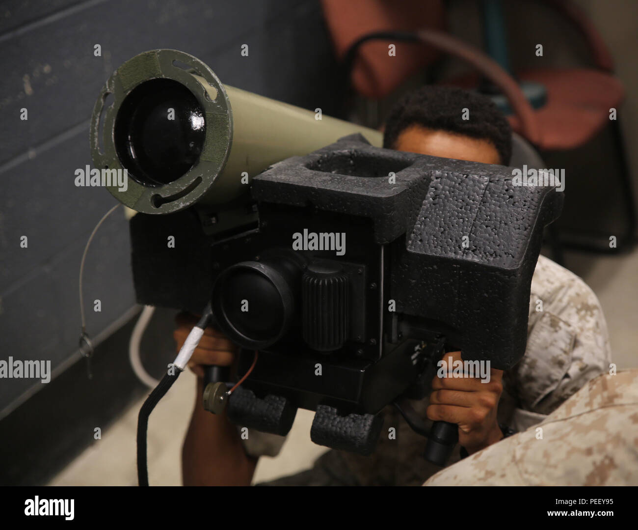 Lancia Cpl. Morgan Canady-Town, una macchina gunner con combinato Team Anti-Armor plotone, armi Company, 2° Battaglione, 2° Reggimento Marine, opera una simulazione di MGF-148 giavellotto durante la simulazione di una anti-armor esercizio di Camp Lejeune, N.C., 8 agosto 2015. Per mitraglieri, l'esercizio è servita come cross-training per familiarizzare non-missile uomini con sistemi missilistici. (U.S. Marine Corps foto di Cpl. Paul S. Martinez/rilasciato) Foto Stock