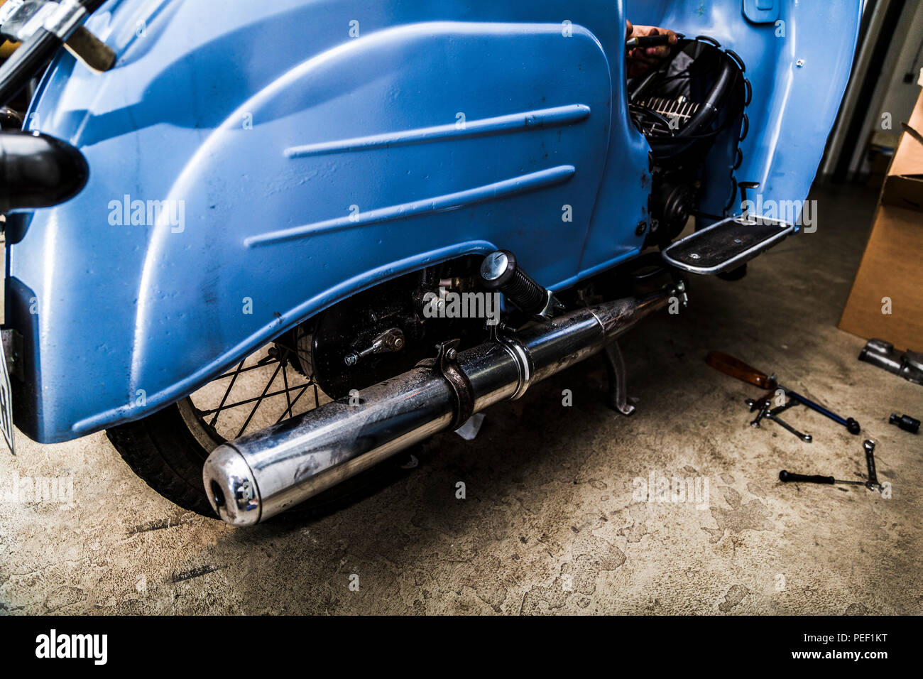 Vecchia motocicletta con focus su impianto di scarico cromato Foto Stock