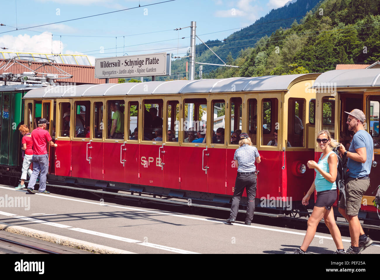 A Wilderswil, Oberland bernese, Svizzera - 5 agosto 2017 : Turisti sulla piattaforma di Wilderswil stazione ferroviaria prendendo il treno retrò di Schynige Pla Foto Stock