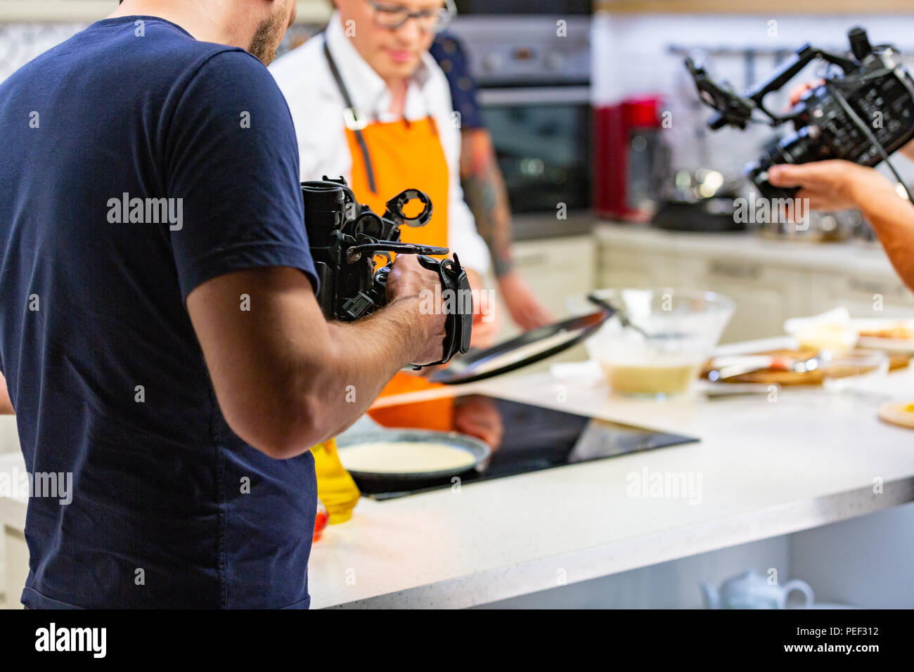 Dietro le quinte della produzione video o video riprese in studio posizione con troupe team della fotocamera. Foto Stock