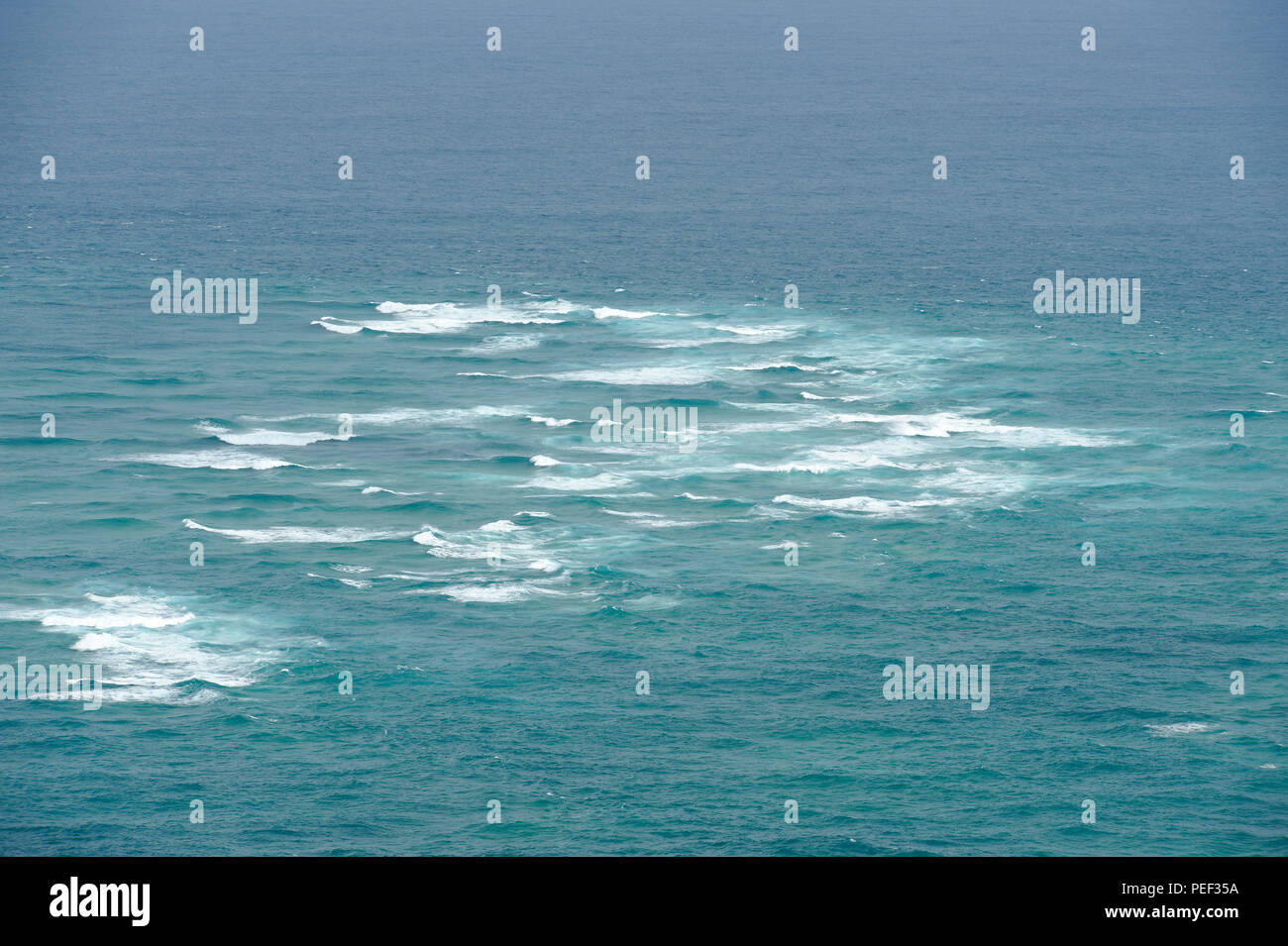 Oceano Pacifico e il Mare di Tasman incontro a Cape Reinga, Isola del nord, Nuova Zelanda Foto Stock