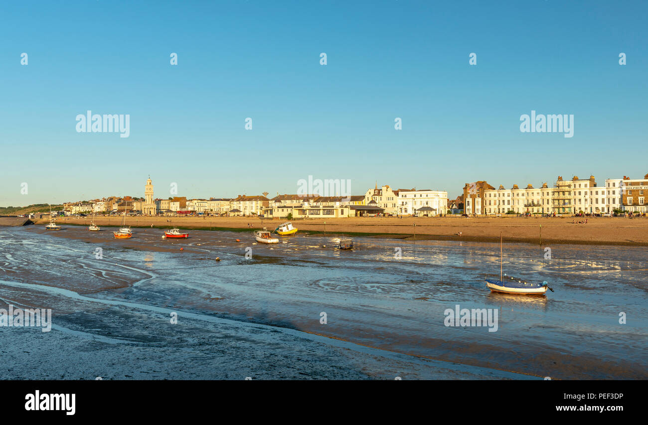 La vista di Herne Bay il lungomare e il porto dal Nettuno frangiflutti del braccio. Foto Stock